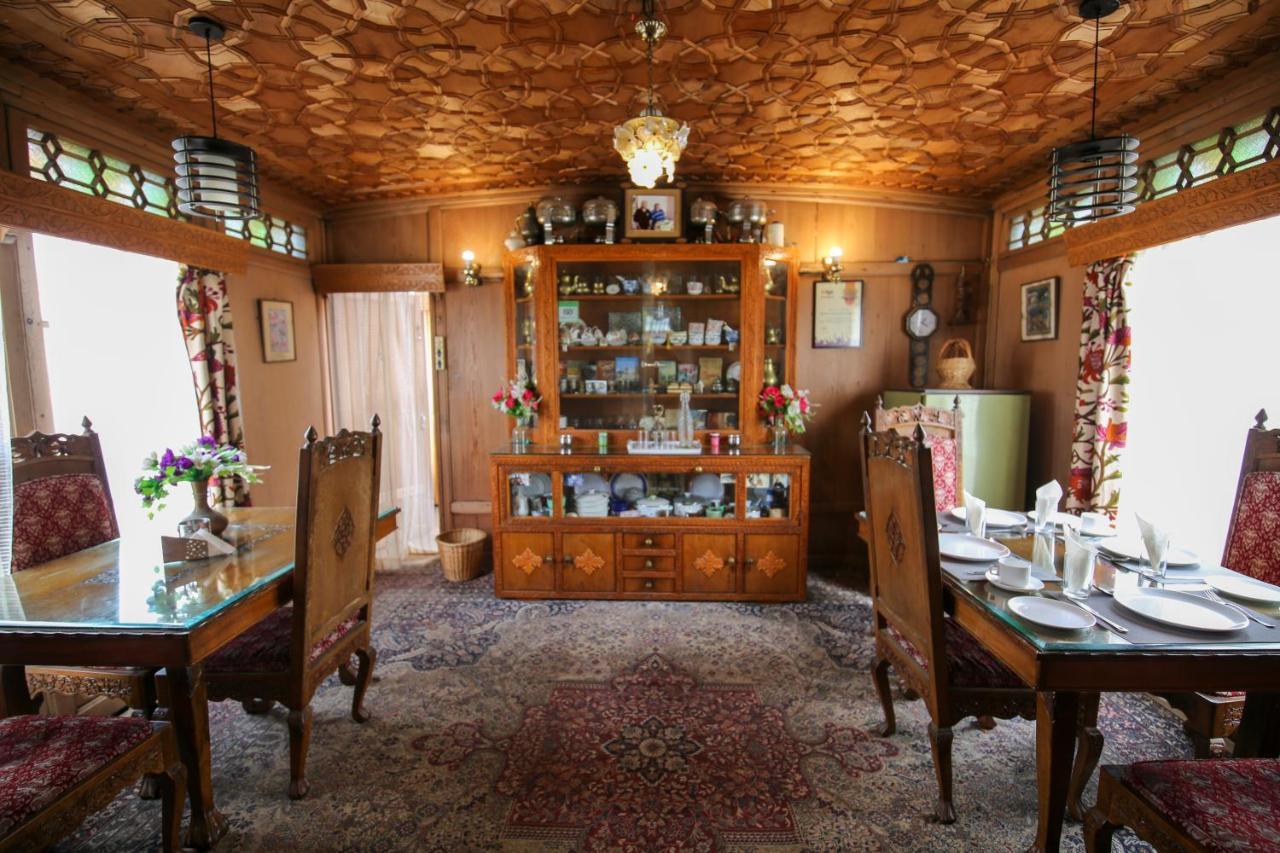 The Shelter Group Of Houseboats & Tour Organiser Srīnagar Extérieur photo