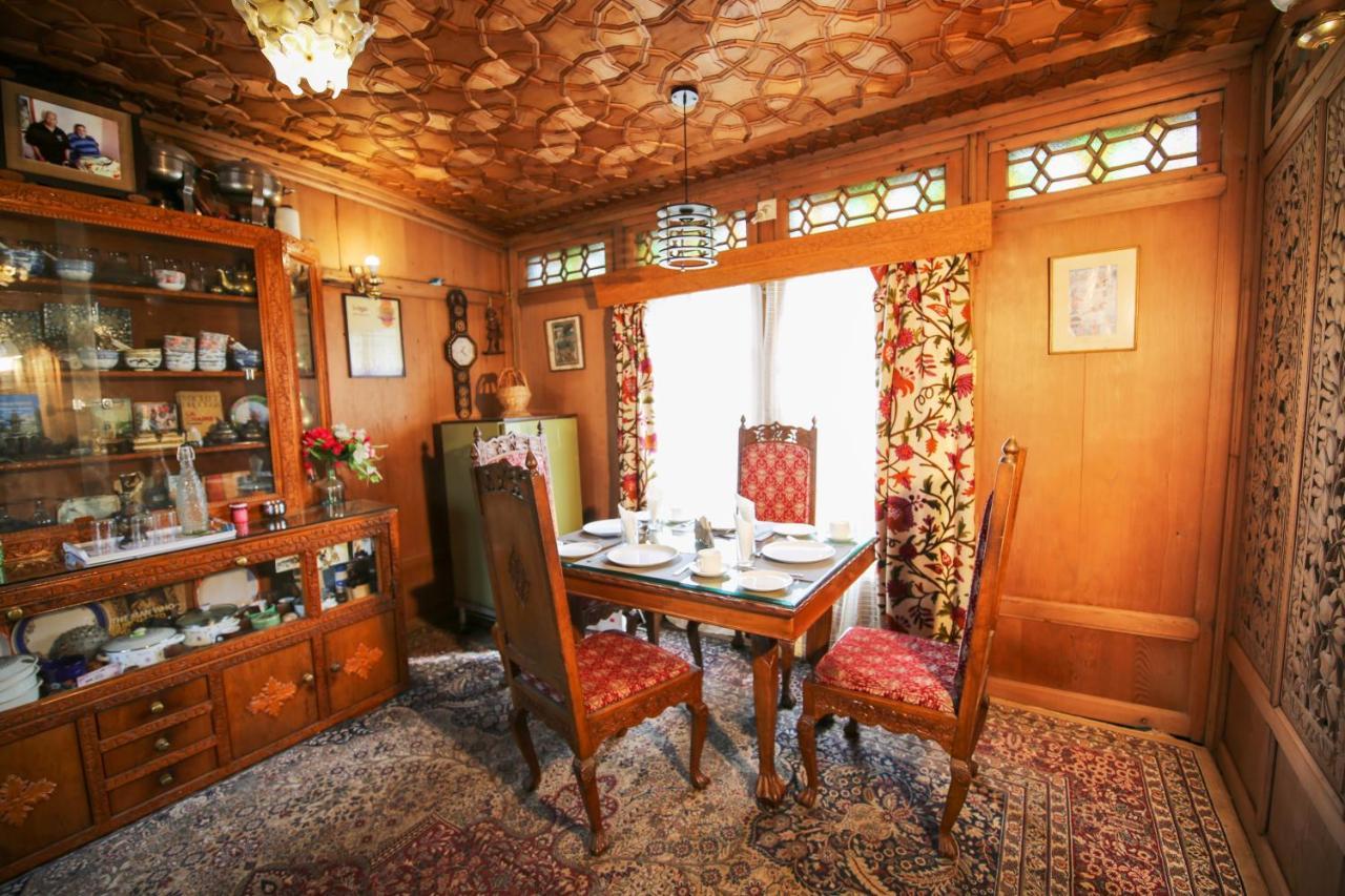 The Shelter Group Of Houseboats & Tour Organiser Srīnagar Extérieur photo