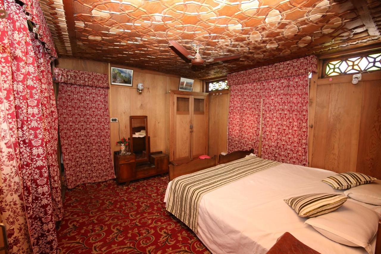 The Shelter Group Of Houseboats & Tour Organiser Srīnagar Extérieur photo