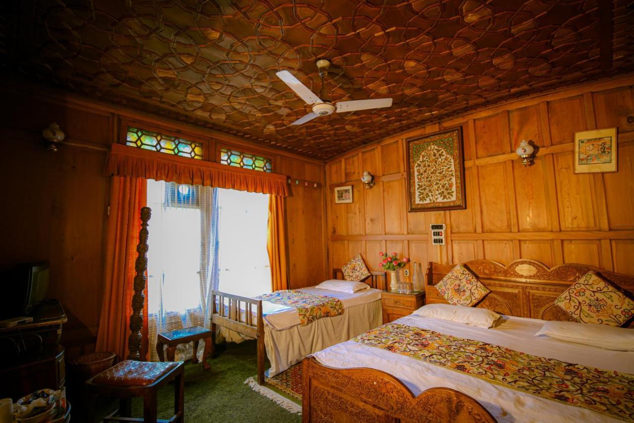 The Shelter Group Of Houseboats & Tour Organiser Srīnagar Extérieur photo