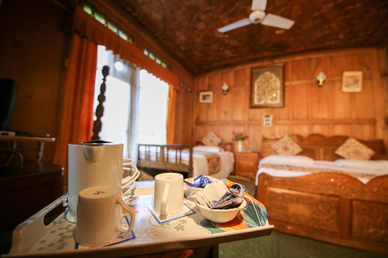 The Shelter Group Of Houseboats & Tour Organiser Srīnagar Extérieur photo