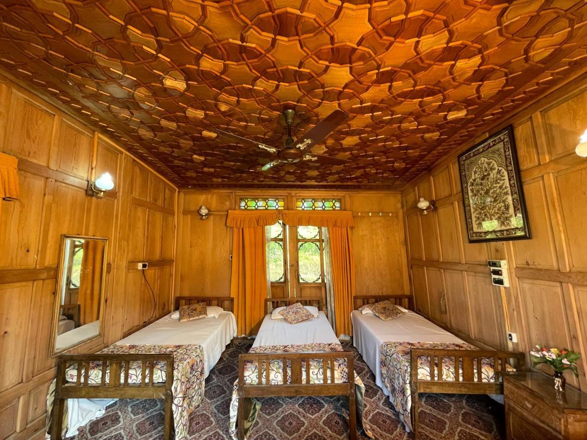 The Shelter Group Of Houseboats & Tour Organiser Srīnagar Extérieur photo