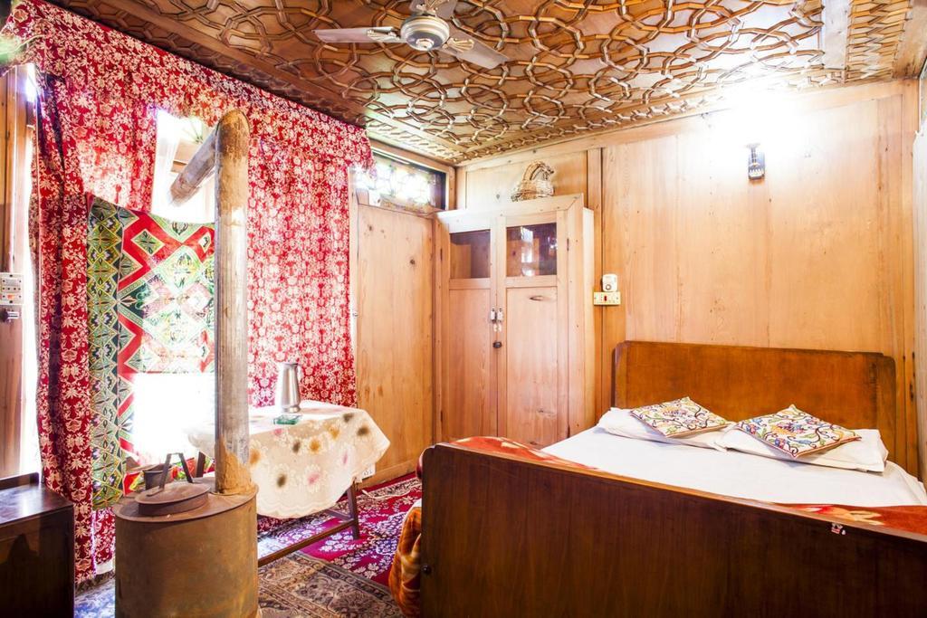 The Shelter Group Of Houseboats & Tour Organiser Srīnagar Extérieur photo